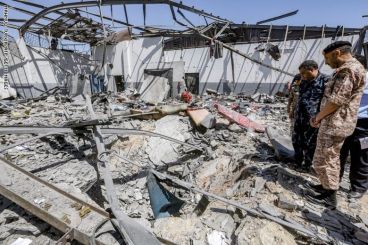منظمة حقوقية مغربية: خليفة حفتر ارتكب "جريمة حرب" بهجومه على مركز للاجئين في طرابلس